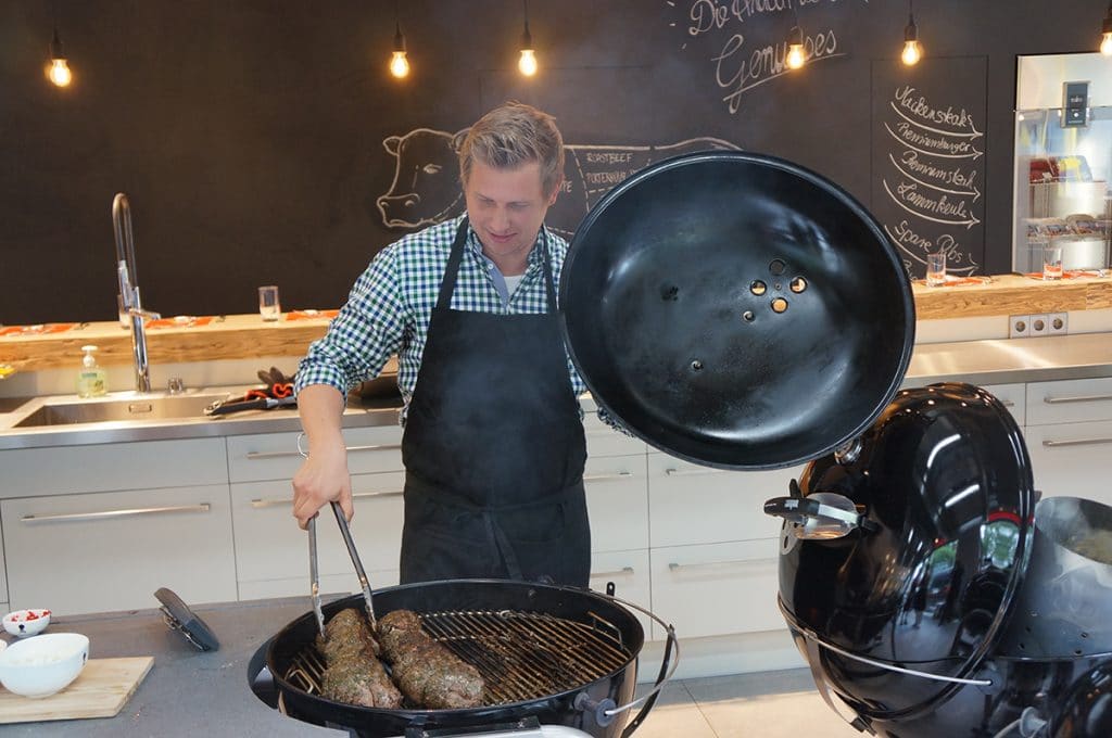 Mike Hribek am Weber Kugelgrill in Berlin