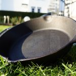 Petromax Feuerpfanne fp25h – Einsatz über dem offenen Feuer