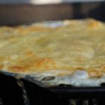 Petromax Feuerpfanne fp25h – Einsatz über dem offenen Feuer