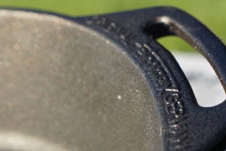 Petromax Feuerpfanne fp25h – Einsatz über dem offenen Feuer