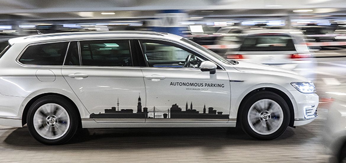 Ohne Fahrer ins Parkhaus – Autonomes Parken am Hamburger Flughafen