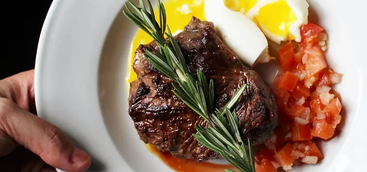 Food-Trends für 2024 Teller Steak Tomate Ei