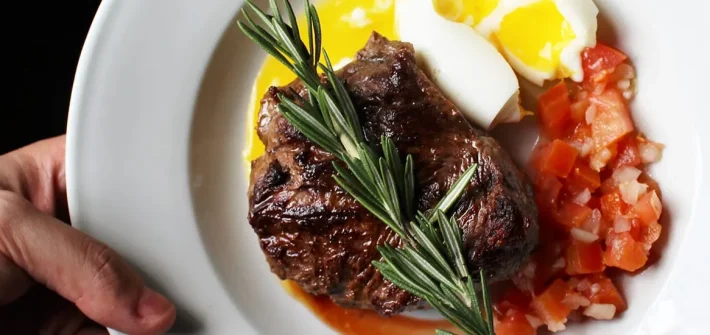 Food-Trends für 2024 Teller Steak Tomate Ei