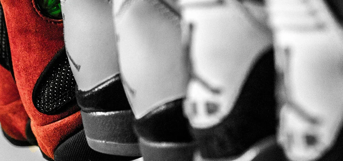 Sneaker Schuhe im Regal