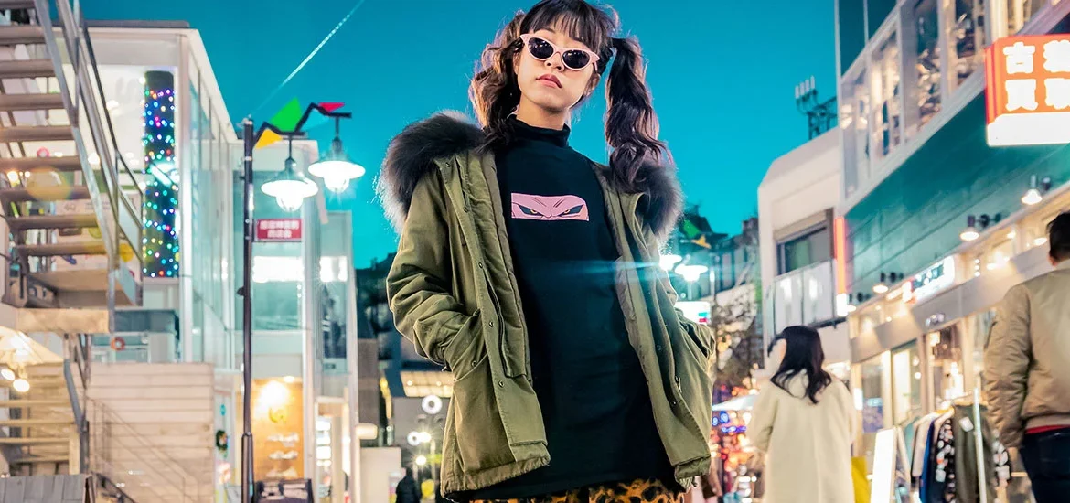 Frau in Innenstadt Großstadt Laufsteg