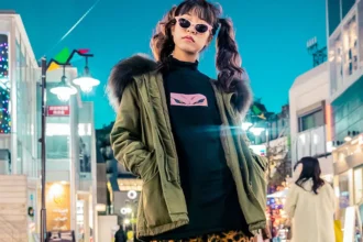 Frau in Innenstadt Großstadt Laufsteg