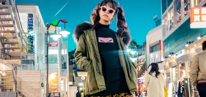 Frau in Innenstadt Großstadt Laufsteg