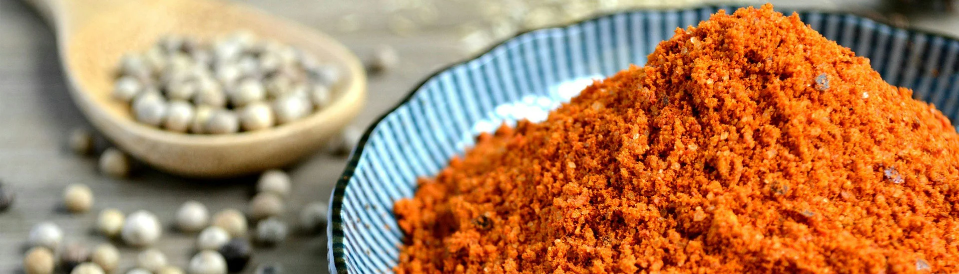 Paprikagewürz in einer Schale