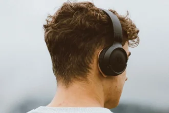 Kopfhörer schwarz Mann