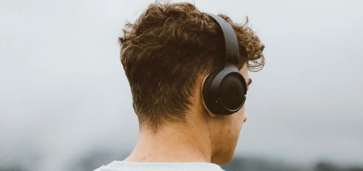 Kopfhörer schwarz Mann