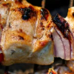 BBQ Spieß mit Fleisch und Gemüse über Feuern auf dem Grill