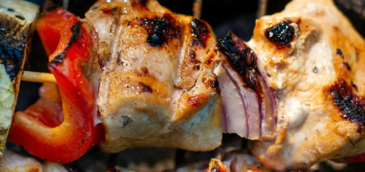 BBQ Spieß mit Fleisch und Gemüse über Feuern auf dem Grill