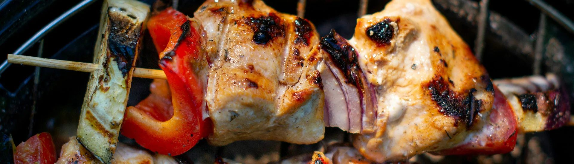 BBQ Spieß mit Fleisch und Gemüse über Feuern auf dem Grill