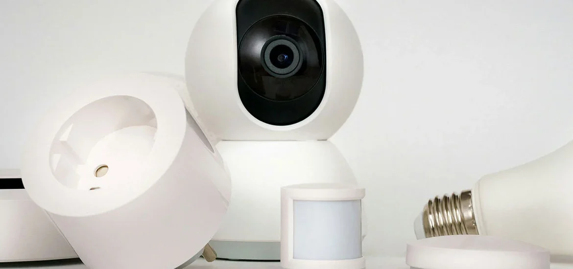 Smart Home Geräte auf einem Tisch