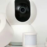 Smart Home Geräte auf einem Tisch