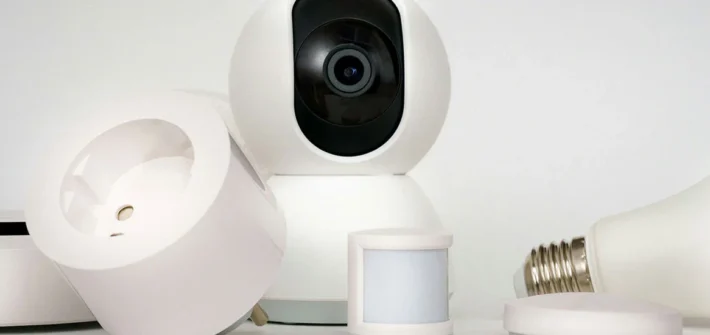 Smart Home Geräte auf einem Tisch
