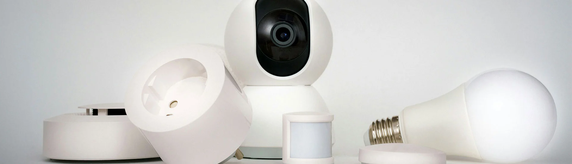 Smart Home Geräte auf einem Tisch