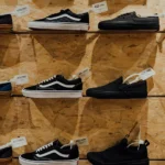 Sneaker Schuhe Regal im Laden