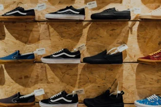 Sneaker Schuhe Regal im Laden