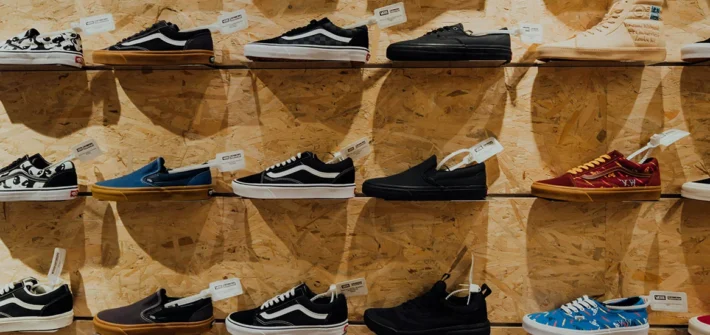 Sneaker Schuhe Regal im Laden