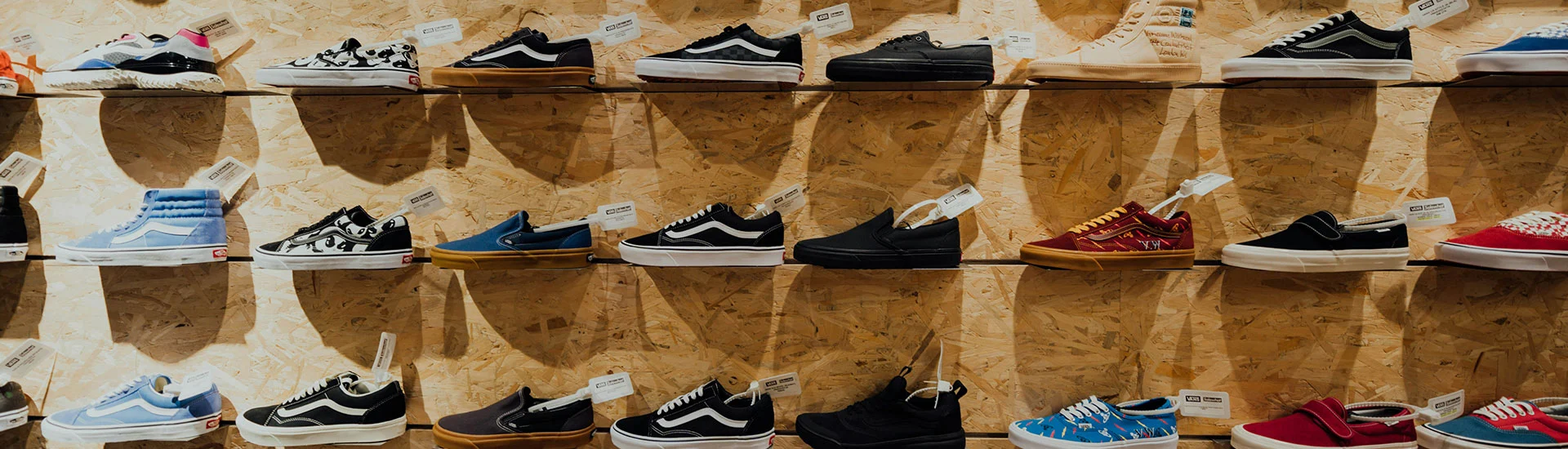 Sneaker Schuhe Regal im Laden